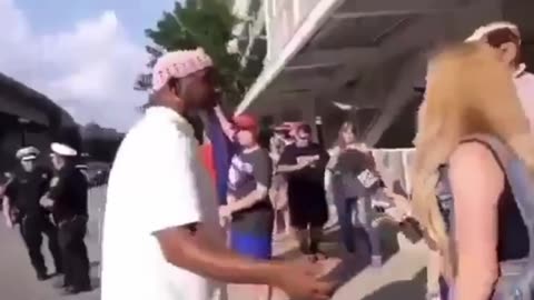 Amazing demonstration of MAGA mentality vs liberal mentality..