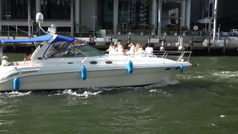 RUSH HOUR ON MIAMI RIVER WITH BOATS AND YACHTS CRUISING WITH THEIR GUESTS ON BOARD !!!