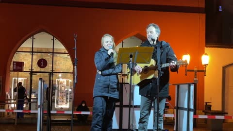 Greifswald: Dieter und Eva singen auf der Kundgebung am 24.01.2022