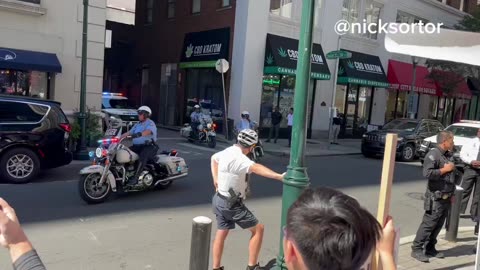 ❗Kamala's Motorcade given warm Philly Welcome: "TRUMP TRUMP TRUMP"