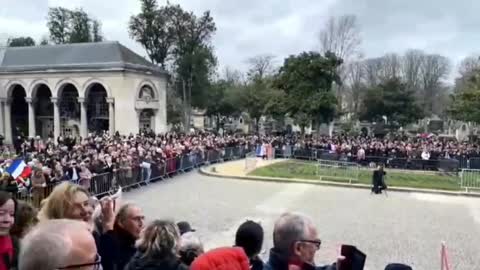 Luc Montagnier cementerio Père-Lachaise de París al grito de LIBERTAD. Covid 19 plandemia