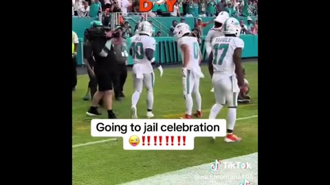 Tyreek Hill answers with a "handcuff" celebration !!