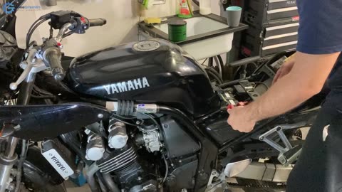 How to (NOT) fix a motorcycle - and install an air filter :)