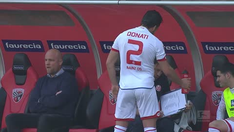 Jogador antes de entrar em campo refresca as partes íntimas