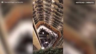 Coro de estudantes canta hino americano em hotel de Louisville