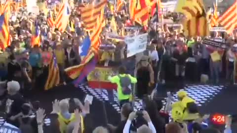 Un español entre 18 mil independentistas en Madrid a gritos de viva España y Rey es agredido