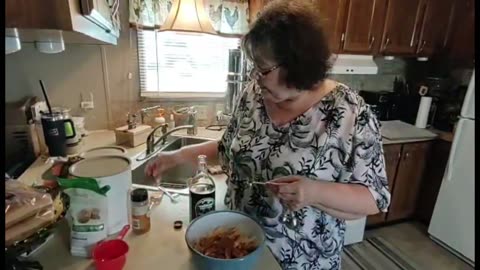 Lynn's making mini apple pies