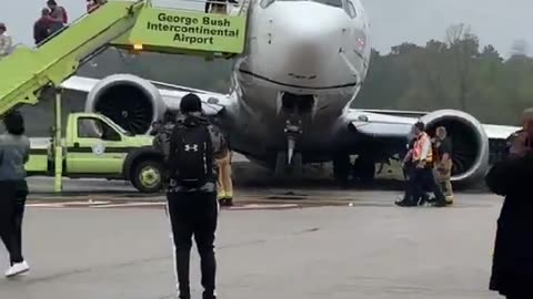 JUST IN - United Boeing 737 MAX suffers gear collapse after landing in Houston,