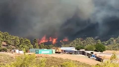 ⚡ In Greece, flames are advancing on Athens despite the efforts of firefighters