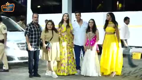 Akshay Kumar and 'Raksha Bandhan' Team Snapped at Kalina Airport After Delhi Promotion_batch