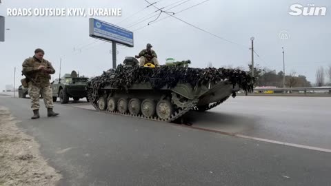 Ukrainian army stands guard on Kyiv's roads in case Russian army configure attac