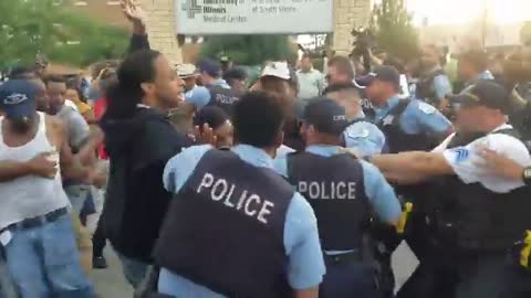 Chicago Police clash with violent protesters