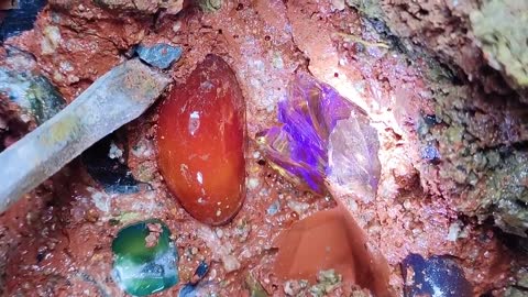 Giant blue diamond! There are many precious stones inlaid on the boulders in the cave