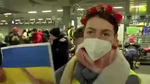 Thousands of Berlin residents waiting at central Station offering refugees a place to stay.