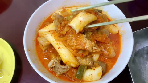 What if you put tteog(rice cake) in kimchi jjigae(stew)?