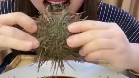 BEAUTIFUL CHINESE GIRL, EAT RAW SEA URCHIN...