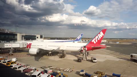 Pretty Cool Time Lapse Video of a Airplane at an Airport