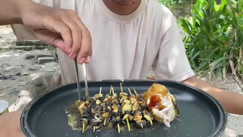 Makan sate keong sawah