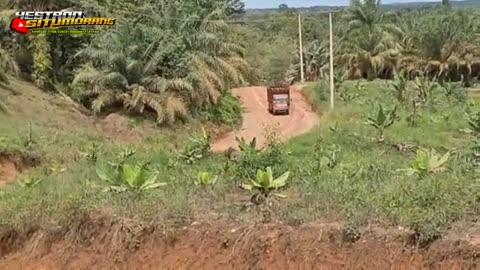 The worst situation is that the roads are slippery and muddy, many luxury cars are slipping