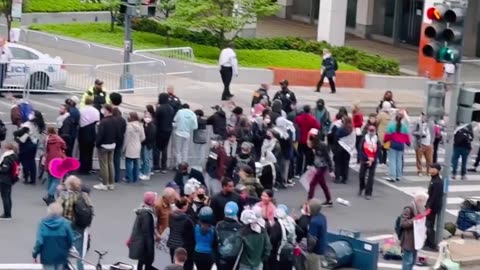 “Fuck Joe Bi-den. Fuck Joe Bi-den.” protesters outside White House Correspondents Dinn