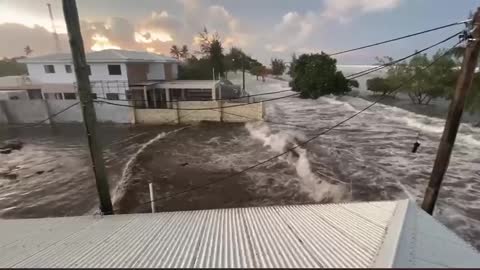 La erupción de volcán submarino provoca un tsunami en isla de Tonga