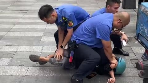 Chinese city police lock up takeaway boys' cars on the road