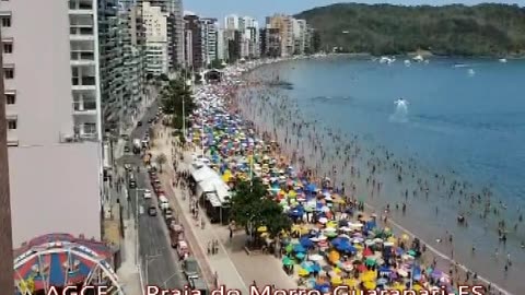 Imagem da Praia do Morro na Cidade de Guarapari-ES-Brasil, lotado de veranistas de todos os lugares.