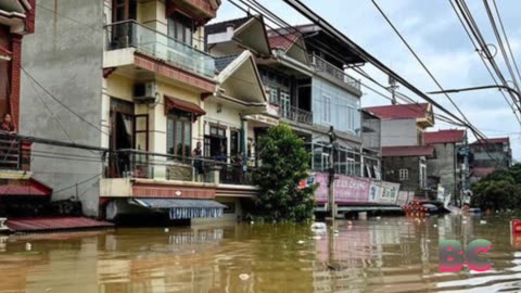 Flash flood hits Vietnam, storm toll rises to 155 dead