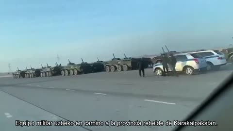 Equipo militar uzbeko en camino a la provincia rebelde de Karakalpakstan.