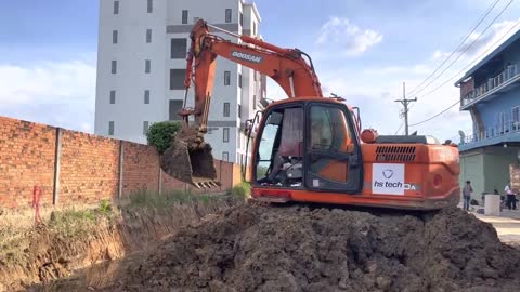 DOOSAN DX-300-LC-HD Excavator Dig mud Dirt To prepare drainage and roads Be Tong