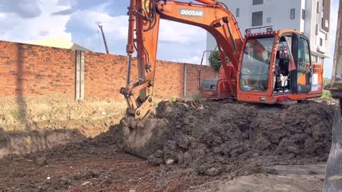 DOOSAN DX-300-LC-HD Excavator Dig mud Dirt To prepare drainage and roads Be Tong