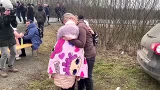 Mother reunites with children at Ukraine border