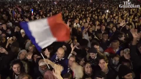 Thousands in Paris cheer arrival of France football team