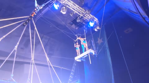 4 people going flying in the show it was so crazy Trapeze show Circus Circus full show.