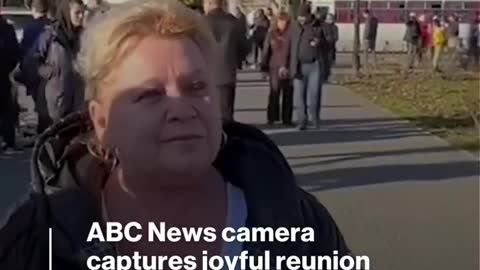 James Longman encounters special moment while interviewing activist in Kherson l ABC News