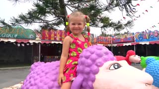 Diana and Roma play with Dad at farm sheep, fun family trip-17