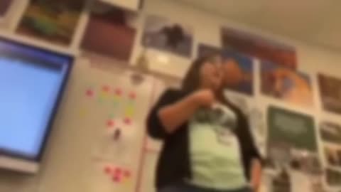 MAESTRA DE ESCUELA ELEMENTAL ES CAPTADA PRESIONANDO Y MANIPULANDO A LOS NIÑOS PARA QUE SE VACUNEN Y PRESIONANDO A LOS NIÑOS A QUE SE CONVIERTAN AL LGBTT ,