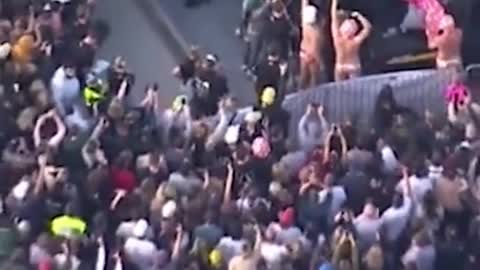 has received a hero's welcome at Sydney's Bondi Beach.