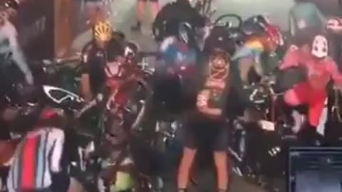 safety vehicle brakes down and 50 cyclists pile up behind it- hahahaha