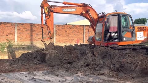 DOOSAN DX-300-LC-HD Excavator Dig mud Dirt To prepare drainage and roads Be Tong