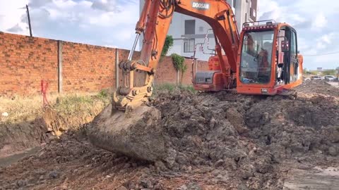 DOOSAN DX-300-LC-HD Excavator Dig mud Dirt To prepare drainage and roads Be Tong