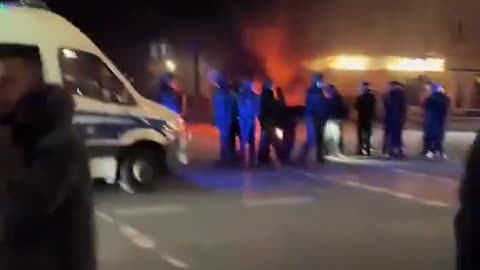 🚨BREAKING: Groups of young men set things in fire, attack police Berlin | Germany