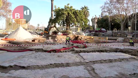 Descubiertos en la Rambla 20 metros de la primera muralla medieval y Drassanes