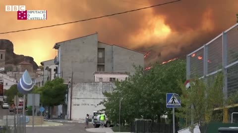 Spain wildfires force thousands out of their homes – BBC News