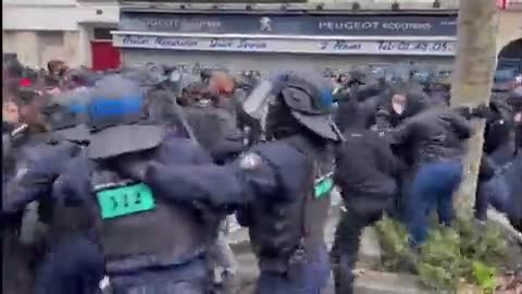 PARIS 🇫🇷 : today -protests because the government is attempting to steal their pensions...⏰ 🎬