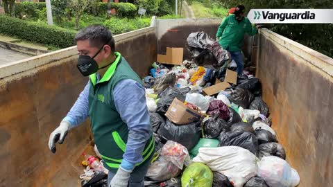 Recogiendo basura contra el tiempo