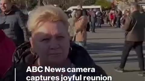 James Longman encounters special moment while interviewing activist in Kherson l ABC News