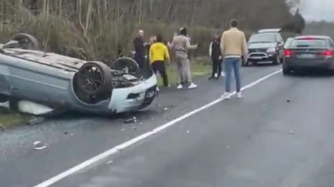 French police officer attacked by two illegal immigrants while assisting one of