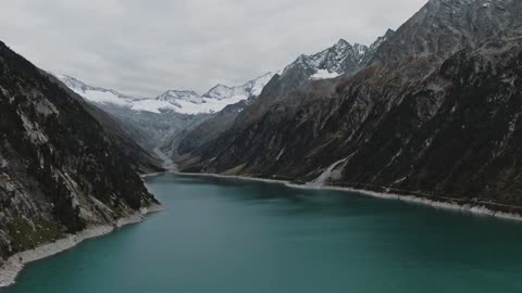 Reflections of Serenity: Exploring the Beauty of a Breathtaking Lake