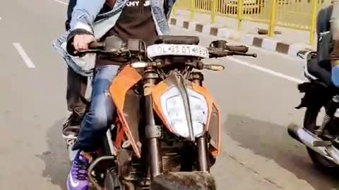 KTM DeUKE390 Riding Stunt😎🏍️🔥